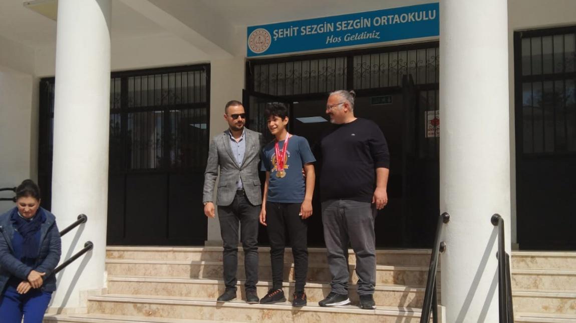 Okulumuz 6/B sınıfı Öğrencilerinden Yiğit Duran FİLİZÇAY Adana İlindeki Kano 200 m ve 500 m müsabakalarında birinci olmuştur. 